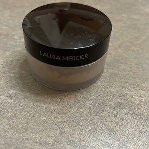 Laura Mercier setting powder!